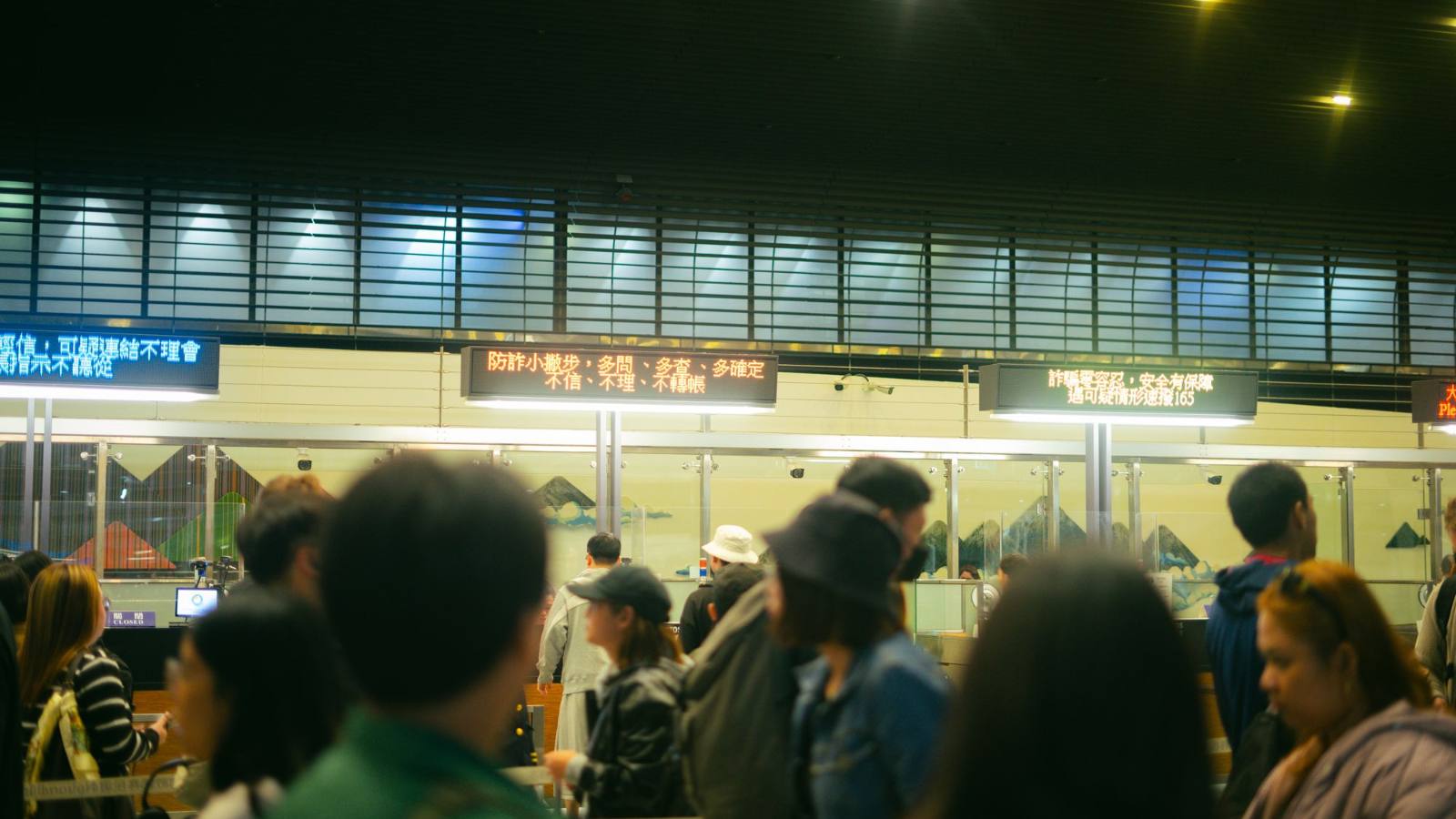 Hinweisschild zur Zollkontrolle an einem Flughafen