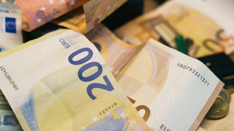 Euro-Banknoten in einer Schublade