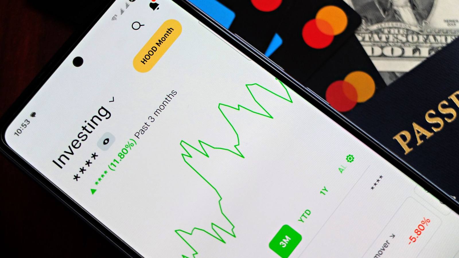 Person bedient eine Banking-App auf dem Smartphone