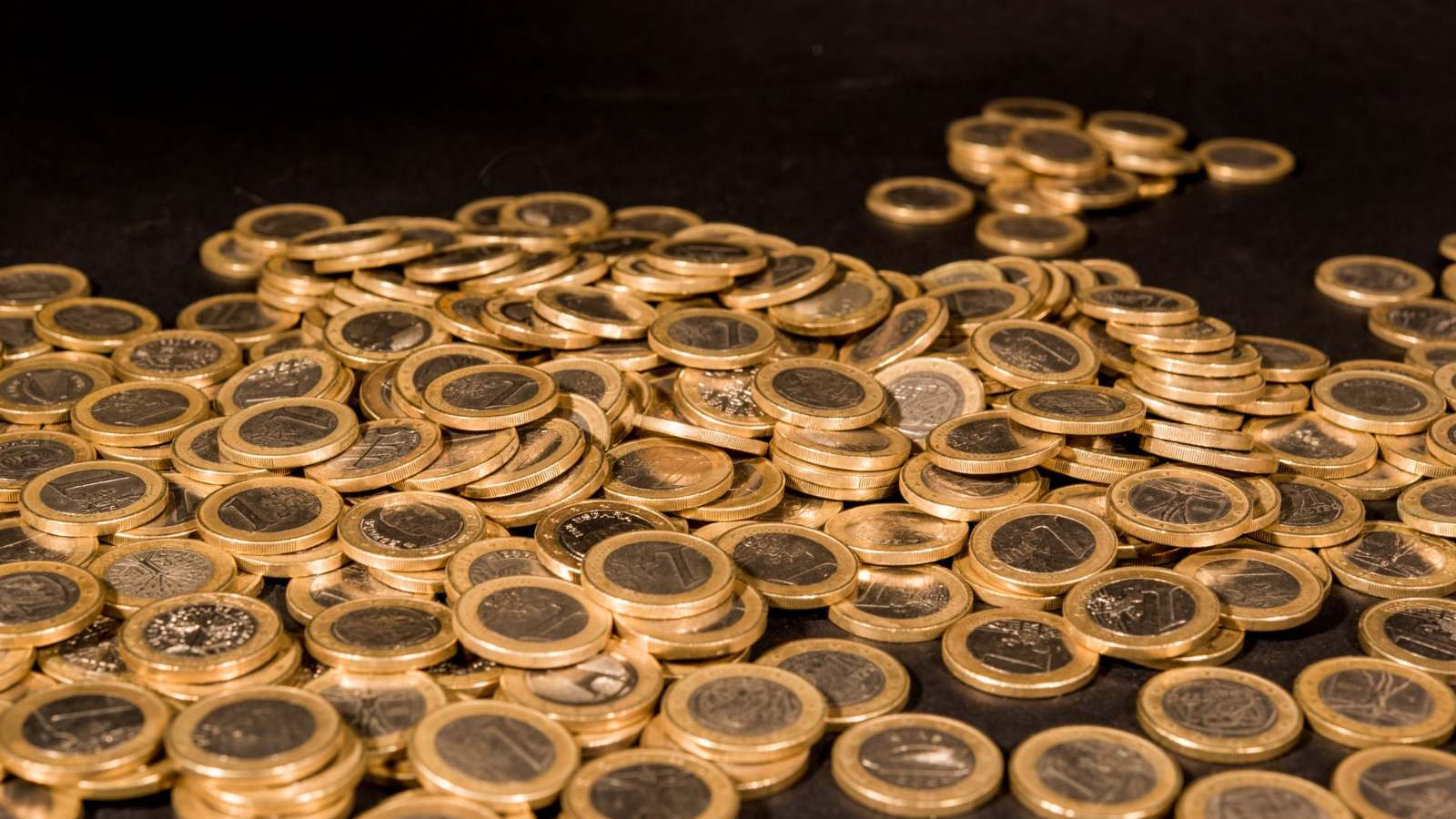 Haufen Euro-Münzen auf einem Tisch